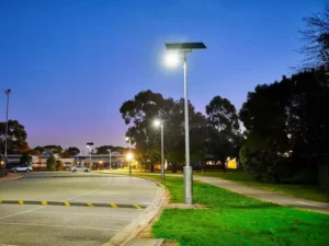 Iluminação pública alimentada por energia solar