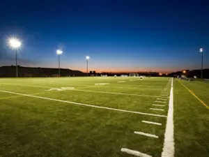 terrain de football avec des lumières