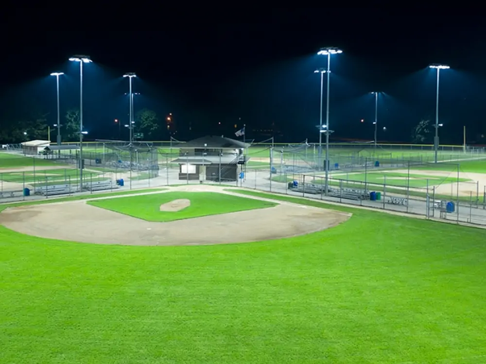 luces del campo de béisbol