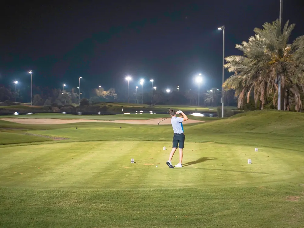 iluminación del campo de golf