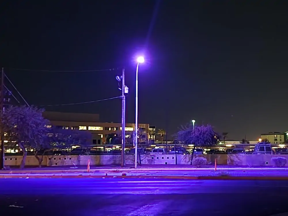 porque é que as luzes de rua led são roxas